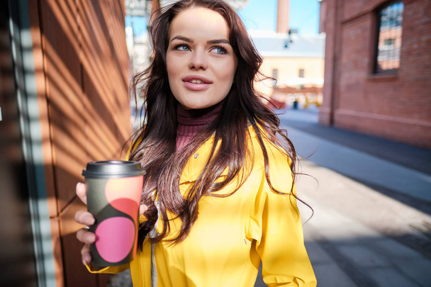 Cheerful woman in the street drinking morning coffee on New York - Fotografie, Obrázek
