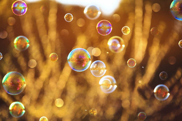 Rozmazané plovoucích mýdlové bubliny různých barev a velikostí ve stylu vintage - Fotografie, Obrázek