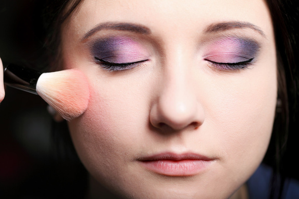 Make-up Gesicht Rouge Blusher auftragen - Foto, Bild