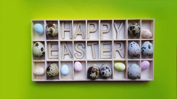 Easter eggs. Happy easter text. Holidays decoration green background - Fotografie, Obrázek