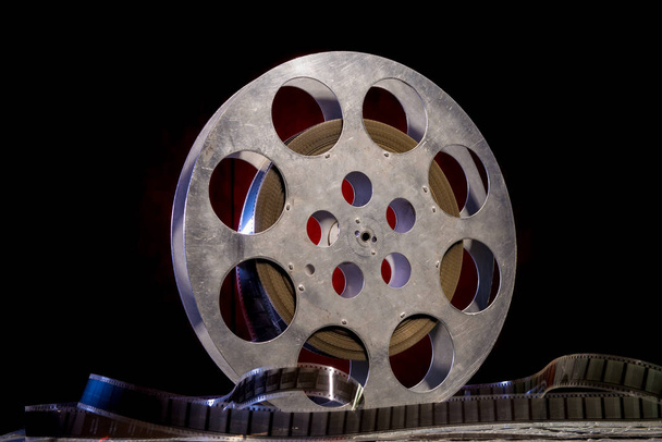 Enrouleur de film 35 mm avec éclairage dramatique sur fond sombre
 - Photo, image