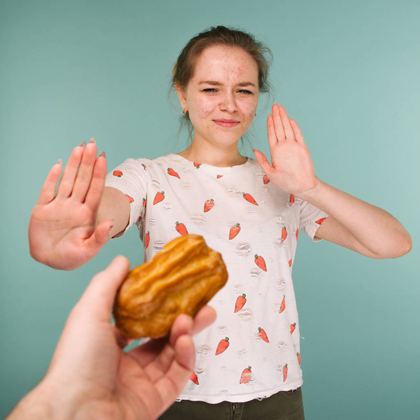 Ritratto di adolescente brufolo come le mani si fermano su una deliziosa torta
 - Foto, immagini