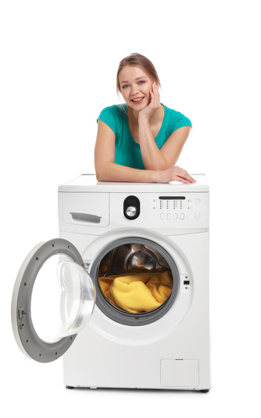 Jovem com máquina de lavar roupa no fundo branco
 - Foto, Imagem