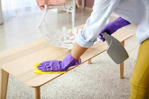 Giovane donna tavolo di pulizia a casa
 - Foto, immagini