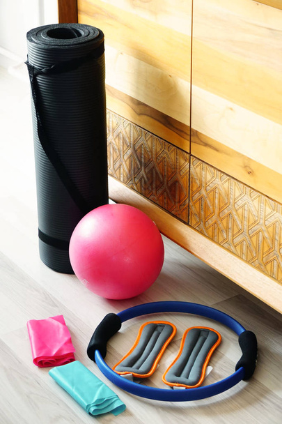 Pilates set con piede pesa palla elasticizzata e stuoia a casa
 - Foto, immagini