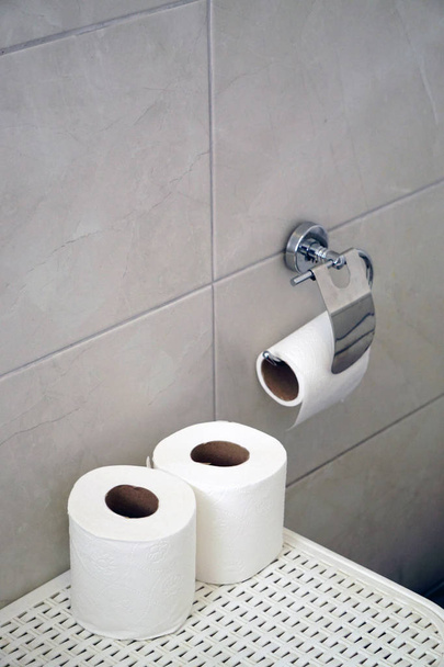 Biały papier toaletowy rolka na na białym tle - Zdjęcie, obraz