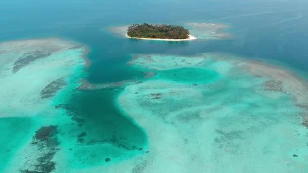 Luchtfoto: vliegen over koraalrif tropische Caribische zee, turquoise blauwe water. Indonesië-Sumatra Banyak eilanden. Top toeristische reisbestemming, beste duiken, Snorkelen. Teal oranje toned - Video