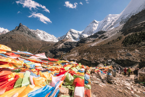 Bandiere colorate preghiera che soffia sulla catena montuosa sacra neve
 - Foto, immagini