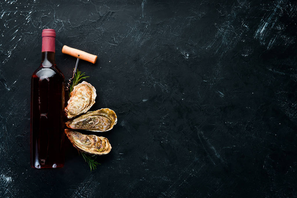 Rose wine and fresh oysters. - Photo, image