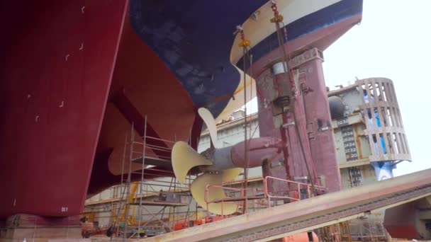 Ship propellers during drydock renovation - Materiaali, video