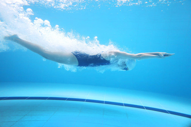 Mädchen schwimmen im Pool - Foto, Bild