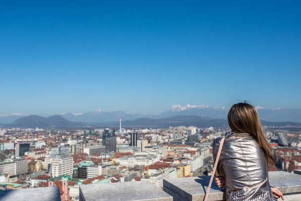Mujer admirando la vista de la ciudad de Liubliana
 - Foto, imagen