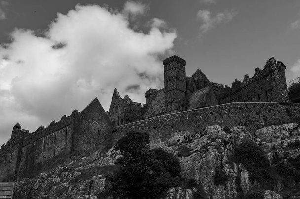 Irlanda, Rocca di Cashel, (Rock of Cashel), conosciuta anche come Rocca di San Patrizio (St. Patrick 's Rock) o Cashel dei Re (Cashel of the Kings), una suggestiva rocca vicina all' abitato di Cashel, nel Tipperary
 - Фото, изображение