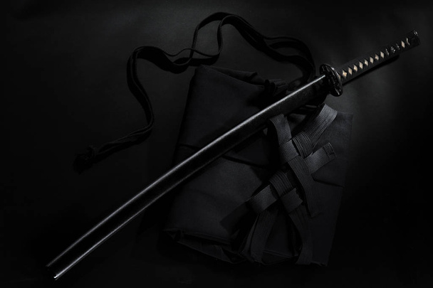 Ιαπωνικό katana σπαθί σαμουράι. Στολή πολεμικών τεχνών Aikido hakama, - Φωτογραφία, εικόνα