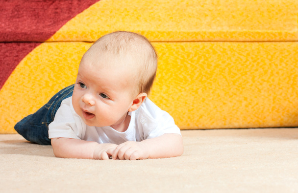 Little baby on the floor - Valokuva, kuva