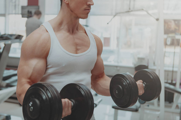 Muscular man working out at the gym - Φωτογραφία, εικόνα