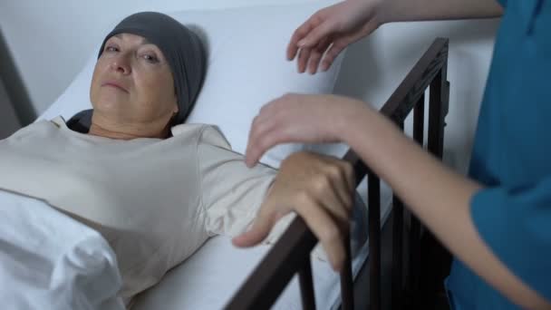Onkolog hastane yataktan kurtulmak için yaşlı kadın hasta yardım, Medic desteği - Video, Çekim