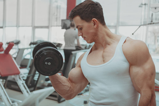 Muscular man working out at the gym - Фото, зображення