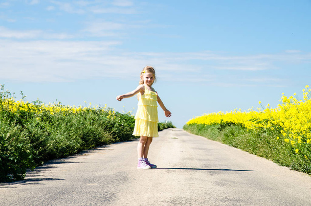маленька дитина ходить по сільській дорозі в красивій літній природі
 - Фото, зображення