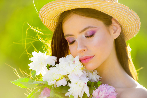 Spring woman. Summer fashion. Springtime and vacation. Natural beauty and spa therapy. face and skincare. Travel in summer. Woman with fashion makeup. flowers. Summer girl with long hair - Φωτογραφία, εικόνα
