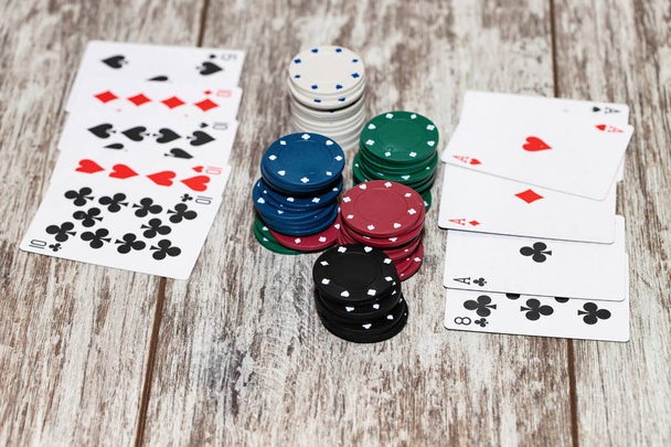 Bosquejo fotográfico sobre el tema del juego de póquer con altas apuestas
 - Foto, imagen