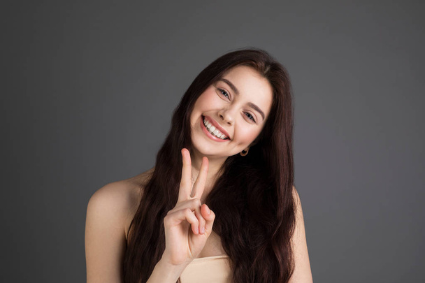 Beautiful young caucasian woman over isolated background smiling looking at the camera - Foto, imagen