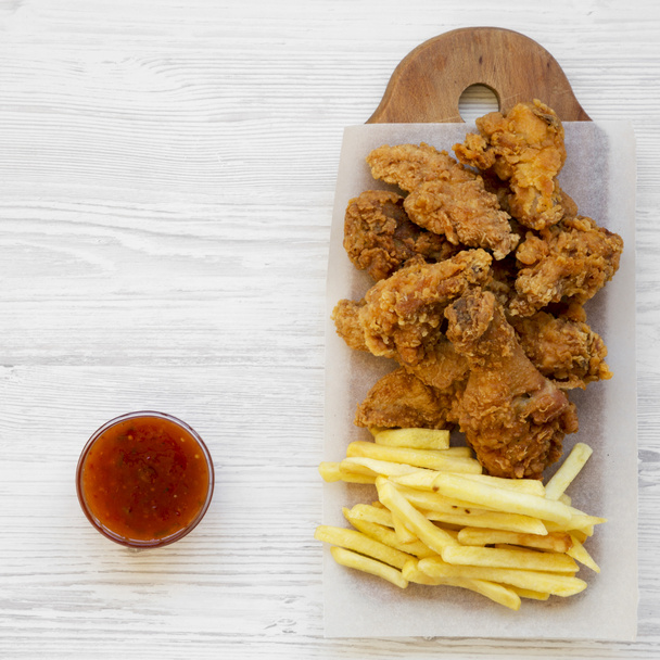 Fastfood: gebratene Chicken Drumsticks, pikante Flügel, Pommes und - Foto, Bild