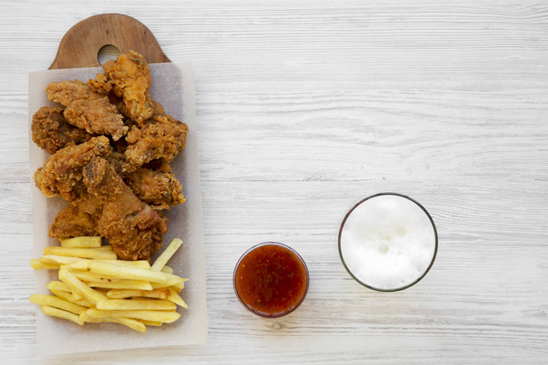 Smakelijke Fast-Food: gebakken kip drumsticks, pittige vleugels, Frans fr - Foto, afbeelding