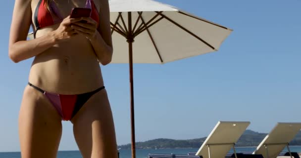 Γυναίκες σώμα μαγιό φόντο θάλασσα - Πλάνα, βίντεο