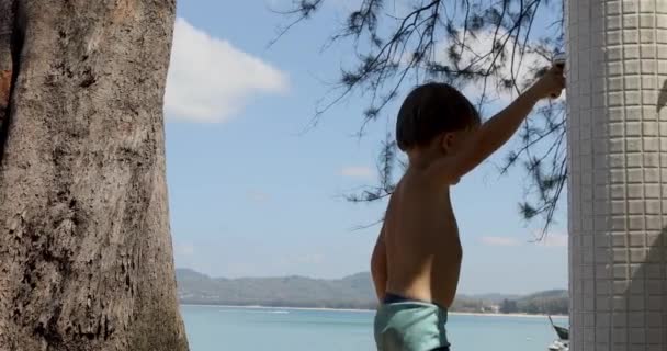 Niño pequeño toma ducha fondo naturaleza
 - Metraje, vídeo