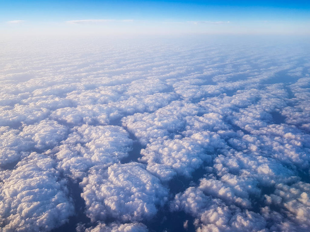 Chmury widoczne z góry od kabinę samolotu - Zdjęcie, obraz