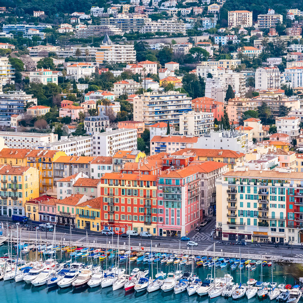      Nice, de haven, de oude kleurrijke gebouwen op de kades en de boten in de jachthaven  - Foto, afbeelding