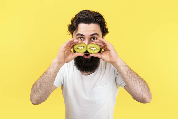 man with slices of kiwi - Foto, Imagem