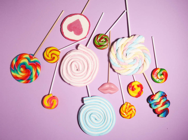 caramelos de piruleta con jalea y azúcar. colorido arreglo de differe
 - Foto, Imagen