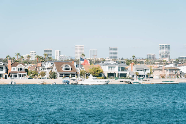 View of houses along Newport Harbor, in Newport Beach, Californi - 写真・画像