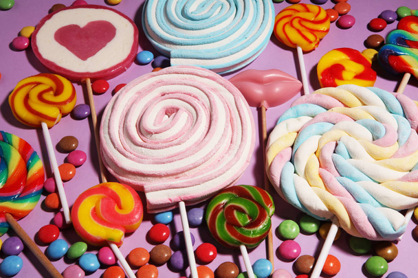nyalóka édességek, lekvár és a cukorral. különböz színes skáláját - Fotó, kép
