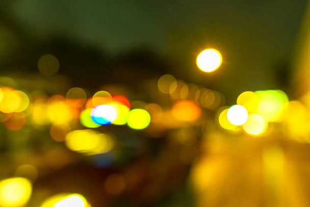 abstenerse borroso bokeh de atasco de tráfico por la noche en la carretera en la ciudad., escena de la noche
. - Foto, Imagen