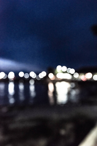 Abstakt verschwimmen Bokeh des abendlichen Staus auf der Straße in der Stadt., Nachtszene. - Foto, Bild