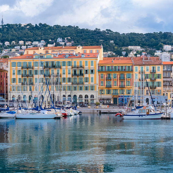 Nice en France, le port, les vieux bâtiments colorés sur les quais et les bateaux dans la marina
  - Photo, image