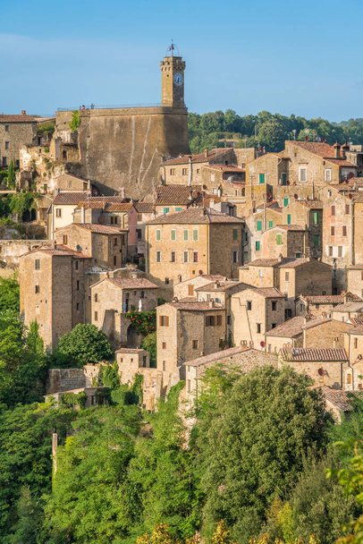 Panoramic sight of Sorano, in the Province of Grosseto, Tuscany (Toscana), Italy. - Foto, afbeelding