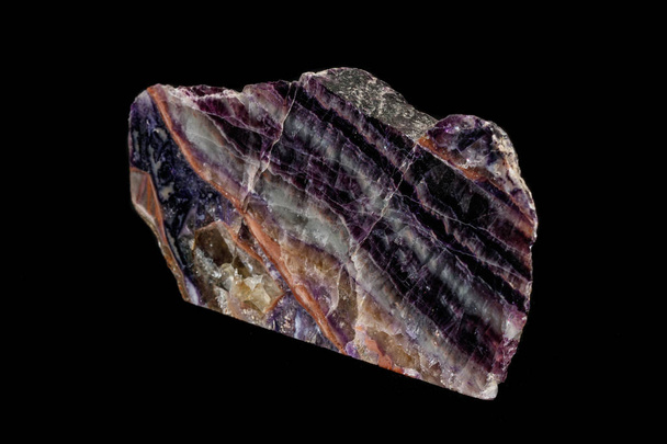 Macro piedra mineral fluorita sobre un fondo negro
 - Foto, imagen