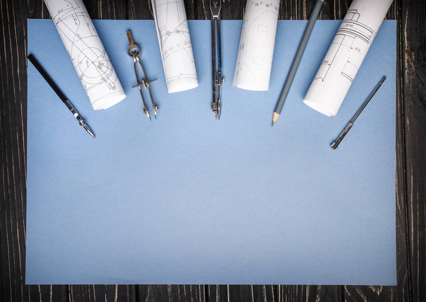 Kompassen, linialen van de tekening en een potlood op een blauwe backgr - Foto, afbeelding