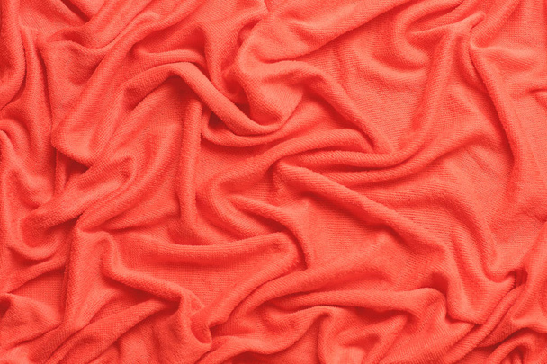 Nowoczesny tkanina tło lub makiety z miejsca na tekst. Tekstura tkanina w kolorze coral roku 2019 - Zdjęcie, obraz