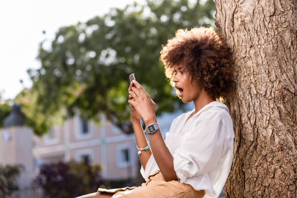 Retrato al aire libre de una joven afroamericana negra mujer t
 - Foto, imagen