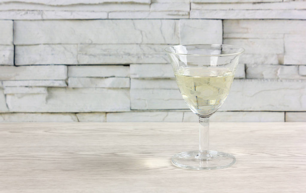Stam glas witte wijn - Foto, afbeelding