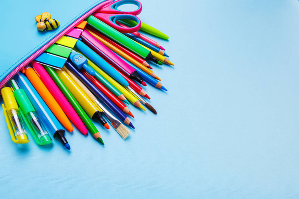 Светло-синий карандаш с красной звездой и цветными канцелярскими принадлежностями
 - Фото, изображение