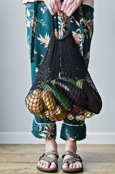 concepto de compra. mujer joven sosteniendo bolso glocery textil con v
 - Foto, imagen