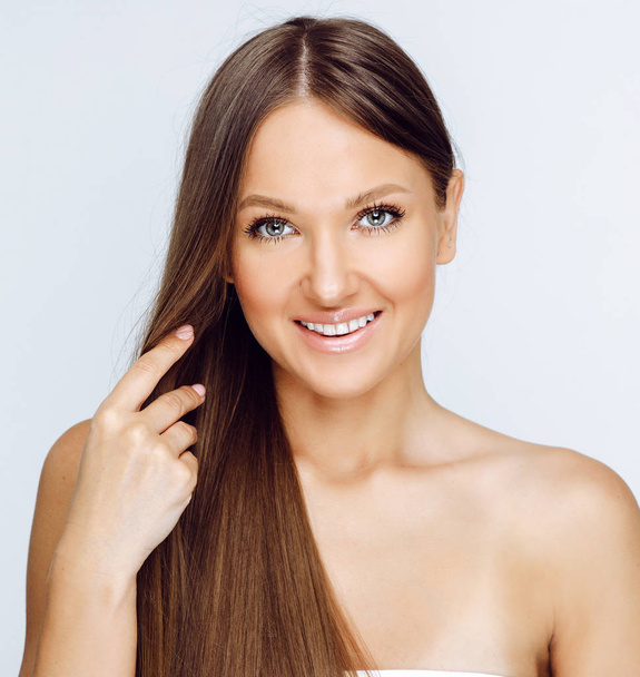 muotokuva hymyilevä nainen pitkät hiukset eristetty valkoisella taustalla
  - Valokuva, kuva