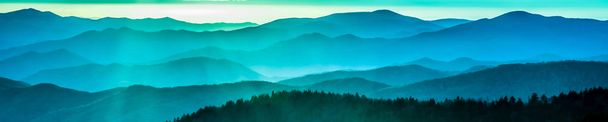 Прекрасний димчастий гірський захід сонця
 - Фото, зображення