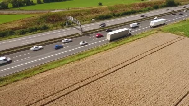 Εναέρια όψη της κυκλοφορίας σε μια σφαίρα εντοπισμού αυτοκινητοδρόμου, βίντεο από κηφήνες - Πλάνα, βίντεο